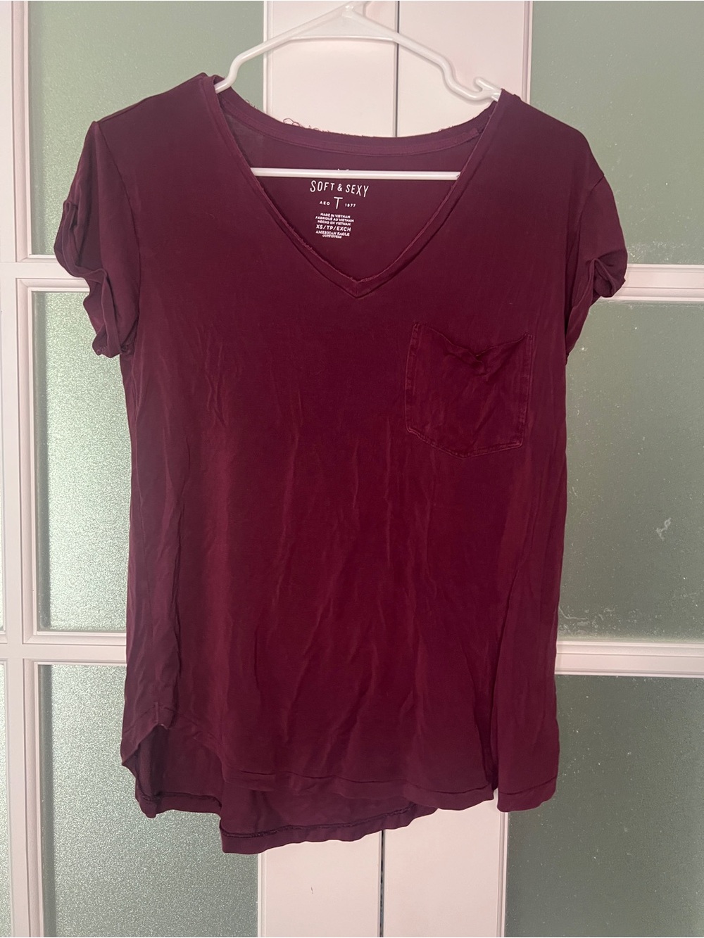 American Eagle Outfitters Women's V-Neck Pocket Tee in Burgundy - Picture 4 of 5